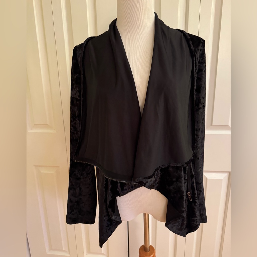 BLANK NYC Black Velvet Asymmetric Jacket M Mint